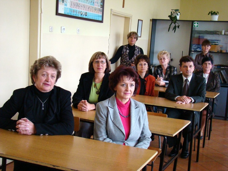 Zdjęcie w galerii na portalu naszwodzislaw.com: Radni powiatu na lekcji chemii wiadomości z regionu