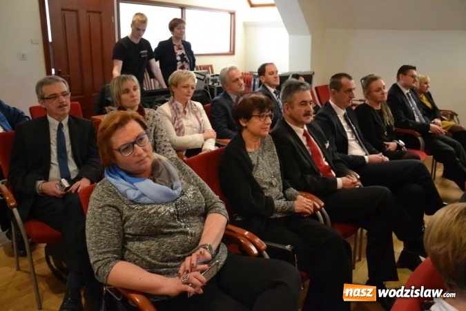 Zdjęcie w galerii na portalu naszwodzislaw.com: Stypendyści Prezesa Rady Ministrów. Uczniowie nagrodzeni  wiadomości z regionu