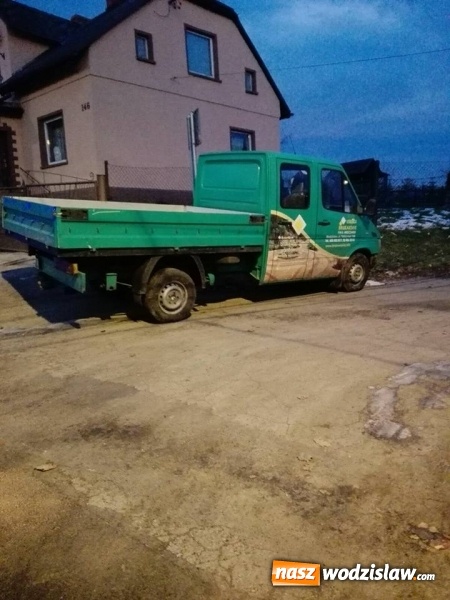 Zdjęcie w galerii na portalu naszwodzislaw.com:  Kokoszyce: Wpadł w poślizg i wjechał do rowu. Policja apeluje o rozważną jazdę!  wiadomości z regionu