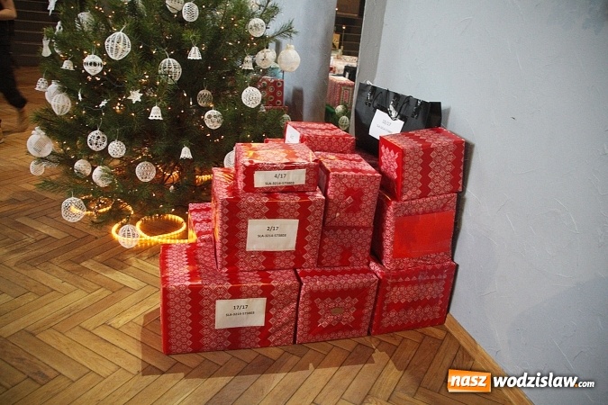 Zdjęcie w galerii na portalu naszwodzislaw.com: Szlachetna Paczka. 59 rodzin z naszego regionu otrzymało w tym roku pomoc  wiadomości z regionu