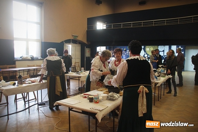 Zdjęcie w galerii na portalu naszwodzislaw.com: W Pszowie zrobiło się świątecznie. Jarmark rozpoczęty  wiadomości z regionu