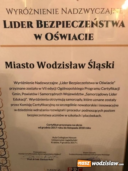 Zdjęcie w galerii na portalu naszwodzislaw.com: Nasze miasto z nagrodami. Samorządowy Lider Edukacji oraz Lider Bezpieczeństwa w Oświacie wiadomości z regionu