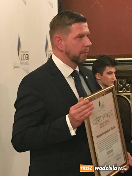 Zdjęcie w galerii na portalu naszwodzislaw.com: Nasze miasto z nagrodami. Samorządowy Lider Edukacji oraz Lider Bezpieczeństwa w Oświacie wiadomości z regionu