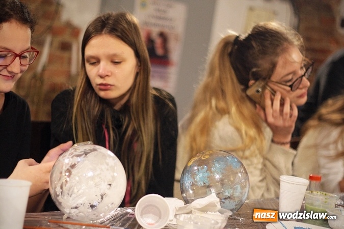 Zdjęcie w galerii na portalu naszwodzislaw.com: Zorganizowano konkurs na najładniejszą bombkę Bożonarodzeniową  wiadomości z regionu