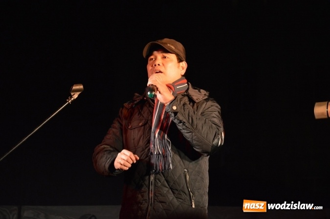Zdjęcie w galerii na portalu naszwodzislaw.com: Finalista programu Mam Talent zaśpiewał na Wodzisławskim Jarmarku Bożonarodzeniowym  wiadomości z regionu
