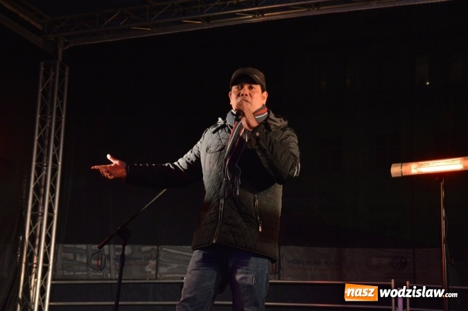 Zdjęcie w galerii na portalu naszwodzislaw.com: Finalista programu Mam Talent zaśpiewał na Wodzisławskim Jarmarku Bożonarodzeniowym  wiadomości z regionu