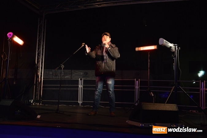 Zdjęcie w galerii na portalu naszwodzislaw.com: Finalista programu Mam Talent zaśpiewał na Wodzisławskim Jarmarku Bożonarodzeniowym  wiadomości z regionu