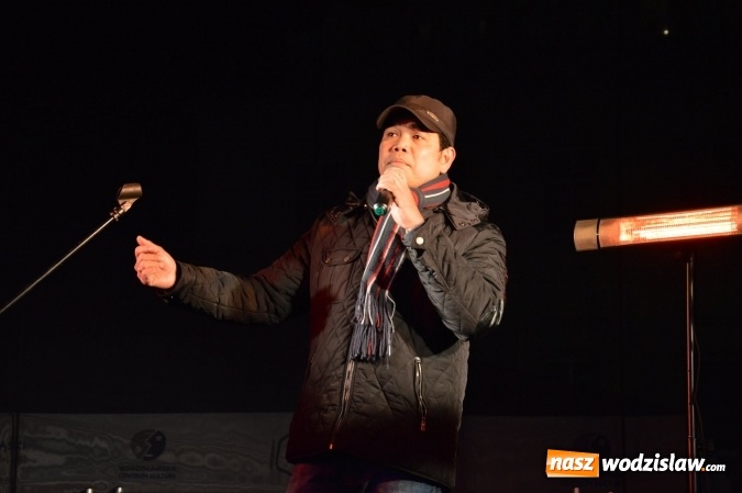 Zdjęcie w galerii na portalu naszwodzislaw.com: Finalista programu Mam Talent zaśpiewał na Wodzisławskim Jarmarku Bożonarodzeniowym  wiadomości z regionu