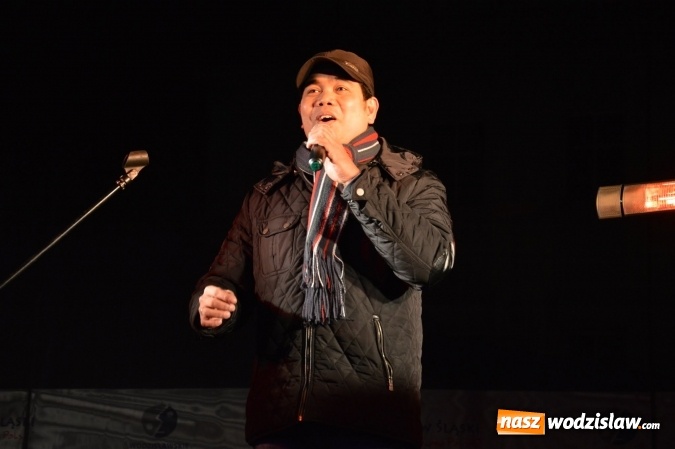 Zdjęcie w galerii na portalu naszwodzislaw.com: Finalista programu Mam Talent zaśpiewał na Wodzisławskim Jarmarku Bożonarodzeniowym  wiadomości z regionu