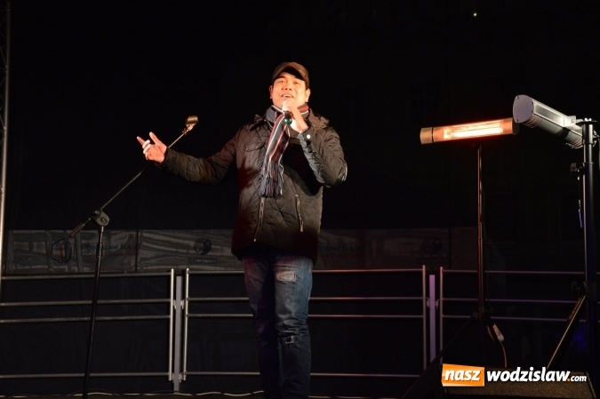 Zdjęcie w galerii na portalu naszwodzislaw.com: Finalista programu Mam Talent zaśpiewał na Wodzisławskim Jarmarku Bożonarodzeniowym  wiadomości z regionu