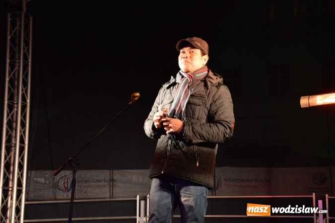 Zdjęcie w galerii na portalu naszwodzislaw.com: Finalista programu Mam Talent zaśpiewał na Wodzisławskim Jarmarku Bożonarodzeniowym  wiadomości z regionu