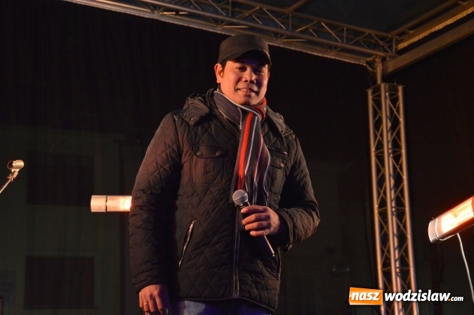 Zdjęcie w galerii na portalu naszwodzislaw.com: Finalista programu Mam Talent zaśpiewał na Wodzisławskim Jarmarku Bożonarodzeniowym  wiadomości z regionu