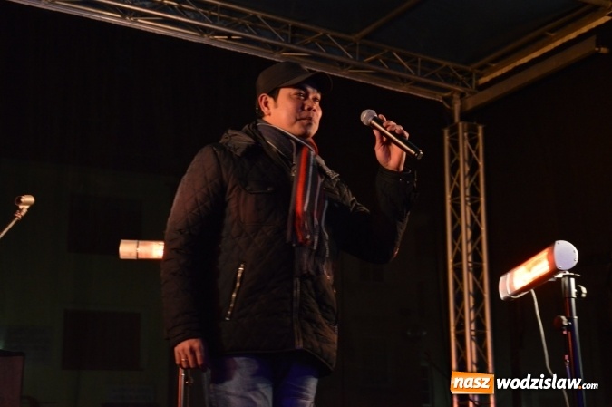 Zdjęcie w galerii na portalu naszwodzislaw.com: Finalista programu Mam Talent zaśpiewał na Wodzisławskim Jarmarku Bożonarodzeniowym  wiadomości z regionu