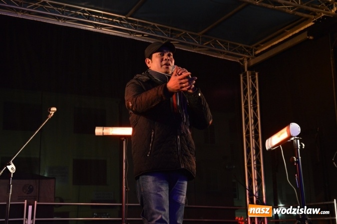 Zdjęcie w galerii na portalu naszwodzislaw.com: Finalista programu Mam Talent zaśpiewał na Wodzisławskim Jarmarku Bożonarodzeniowym  wiadomości z regionu