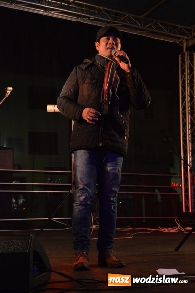 Zdjęcie w galerii na portalu naszwodzislaw.com: Finalista programu Mam Talent zaśpiewał na Wodzisławskim Jarmarku Bożonarodzeniowym  wiadomości z regionu