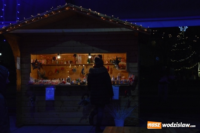 Zdjęcie w galerii na portalu naszwodzislaw.com: Finalista programu Mam Talent zaśpiewał na Wodzisławskim Jarmarku Bożonarodzeniowym  wiadomości z regionu