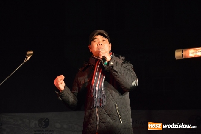 Zdjęcie w galerii na portalu naszwodzislaw.com: Finalista programu Mam Talent zaśpiewał na Wodzisławskim Jarmarku Bożonarodzeniowym  wiadomości z regionu