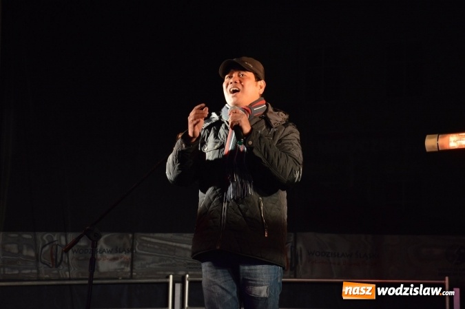 Zdjęcie w galerii na portalu naszwodzislaw.com: Finalista programu Mam Talent zaśpiewał na Wodzisławskim Jarmarku Bożonarodzeniowym  wiadomości z regionu