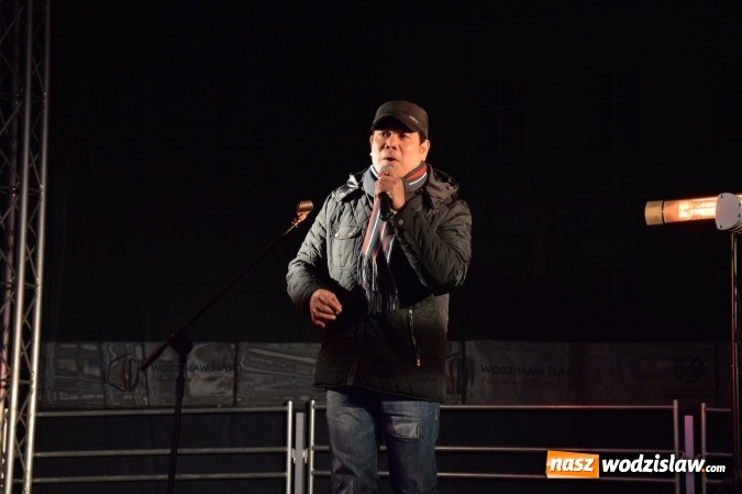 Zdjęcie w galerii na portalu naszwodzislaw.com: Finalista programu Mam Talent zaśpiewał na Wodzisławskim Jarmarku Bożonarodzeniowym  wiadomości z regionu