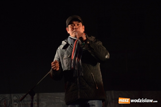 Zdjęcie w galerii na portalu naszwodzislaw.com: Finalista programu Mam Talent zaśpiewał na Wodzisławskim Jarmarku Bożonarodzeniowym  wiadomości z regionu