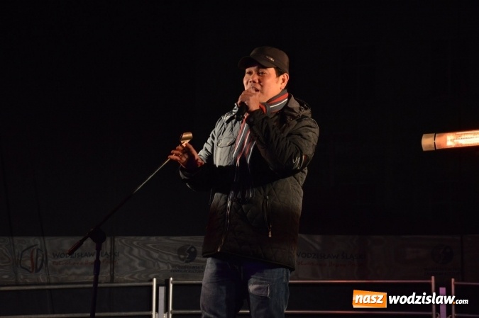 Zdjęcie w galerii na portalu naszwodzislaw.com: Finalista programu Mam Talent zaśpiewał na Wodzisławskim Jarmarku Bożonarodzeniowym  wiadomości z regionu
