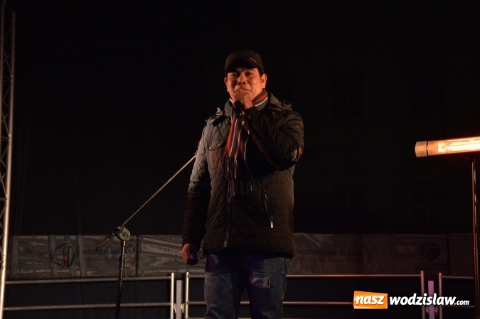 Zdjęcie w galerii na portalu naszwodzislaw.com: Finalista programu Mam Talent zaśpiewał na Wodzisławskim Jarmarku Bożonarodzeniowym  wiadomości z regionu