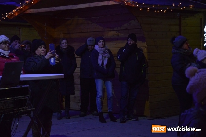 Zdjęcie w galerii na portalu naszwodzislaw.com: Finalista programu Mam Talent zaśpiewał na Wodzisławskim Jarmarku Bożonarodzeniowym  wiadomości z regionu