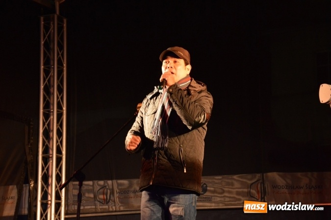 Zdjęcie w galerii na portalu naszwodzislaw.com: Finalista programu Mam Talent zaśpiewał na Wodzisławskim Jarmarku Bożonarodzeniowym  wiadomości z regionu
