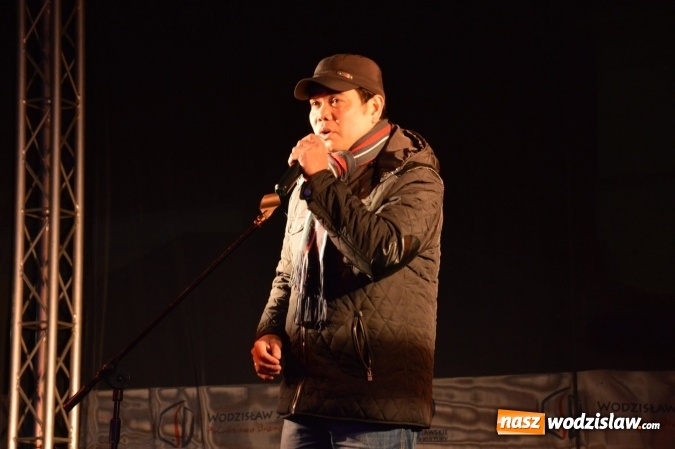 Zdjęcie w galerii na portalu naszwodzislaw.com: Finalista programu Mam Talent zaśpiewał na Wodzisławskim Jarmarku Bożonarodzeniowym  wiadomości z regionu