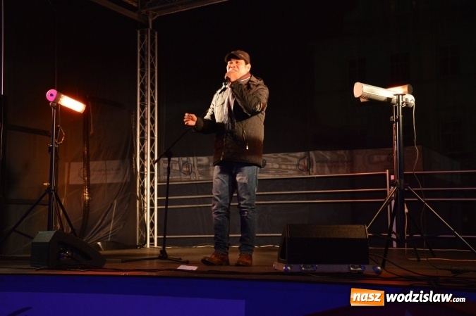 Zdjęcie w galerii na portalu naszwodzislaw.com: Finalista programu Mam Talent zaśpiewał na Wodzisławskim Jarmarku Bożonarodzeniowym  wiadomości z regionu