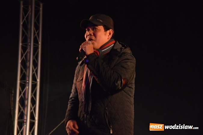 Zdjęcie w galerii na portalu naszwodzislaw.com: Finalista programu Mam Talent zaśpiewał na Wodzisławskim Jarmarku Bożonarodzeniowym  wiadomości z regionu