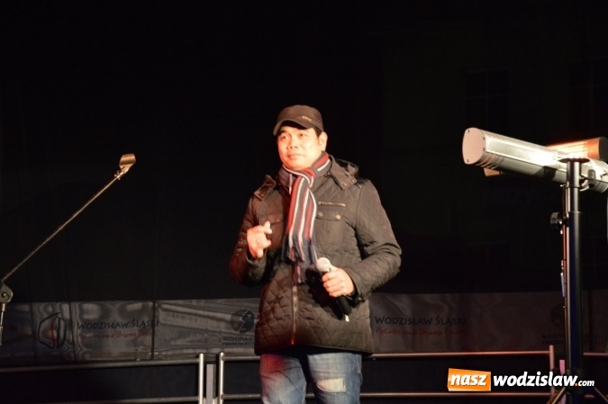 Zdjęcie w galerii na portalu naszwodzislaw.com: Finalista programu Mam Talent zaśpiewał na Wodzisławskim Jarmarku Bożonarodzeniowym  wiadomości z regionu