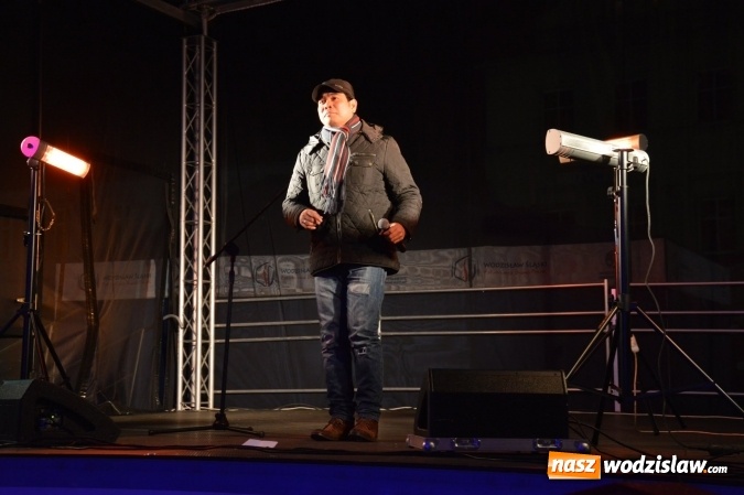 Zdjęcie w galerii na portalu naszwodzislaw.com: Finalista programu Mam Talent zaśpiewał na Wodzisławskim Jarmarku Bożonarodzeniowym  wiadomości z regionu