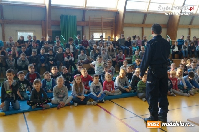Zdjęcie w galerii na portalu naszwodzislaw.com: Policjanci z akcją profilaktyczną w Lubomi. Rozmawiano o bezpieczeństwie  wiadomości z regionu
