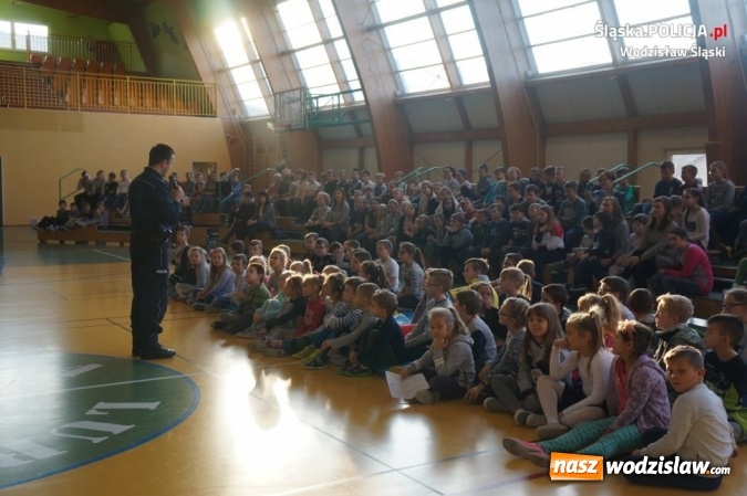 Zdjęcie w galerii na portalu naszwodzislaw.com: Policjanci z akcją profilaktyczną w Lubomi. Rozmawiano o bezpieczeństwie  wiadomości z regionu