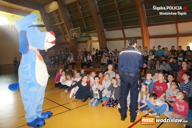 Zdjęcie w galerii na portalu naszwodzislaw.com: Policjanci z akcją profilaktyczną w Lubomi. Rozmawiano o bezpieczeństwie  wiadomości z regionu