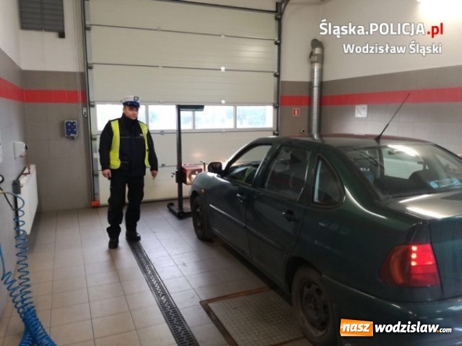 Zdjęcie w galerii na portalu naszwodzislaw.com: Policjanci zachęcali kierowców do sprawdzenia świateł wiadomości z regionu