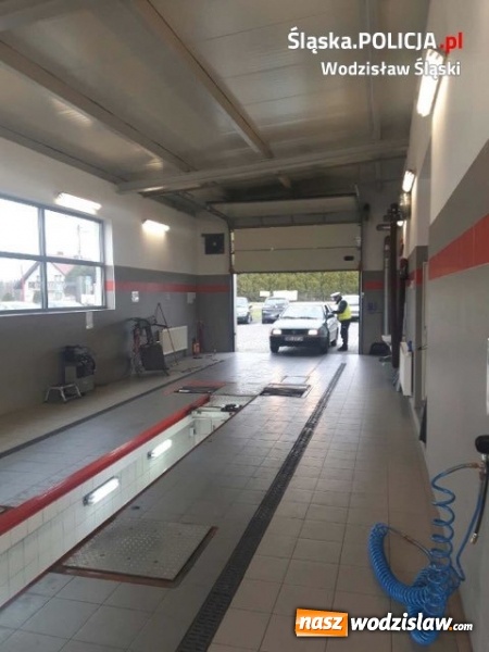 Zdjęcie w galerii na portalu naszwodzislaw.com: Policjanci zachęcali kierowców do sprawdzenia świateł wiadomości z regionu