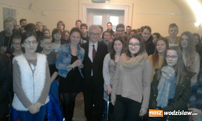 Zdjęcie w galerii na portalu naszwodzislaw.com: Uczniowie Jedynki spotkali się z konsulem Francji. Podarowali mu kołacz z makiem i z serem  wiadomości z regionu
