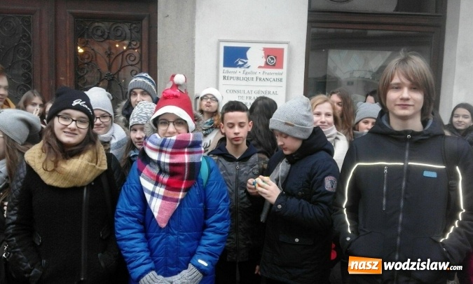 Zdjęcie w galerii na portalu naszwodzislaw.com: Uczniowie Jedynki spotkali się z konsulem Francji. Podarowali mu kołacz z makiem i z serem  wiadomości z regionu