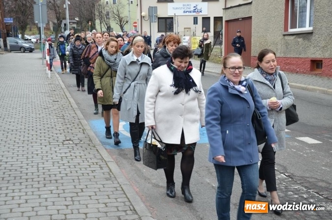 Zdjęcie w galerii na portalu naszwodzislaw.com: Marsz przeciw przemocy. Przeszli ulicami miasta wiadomości z regionu