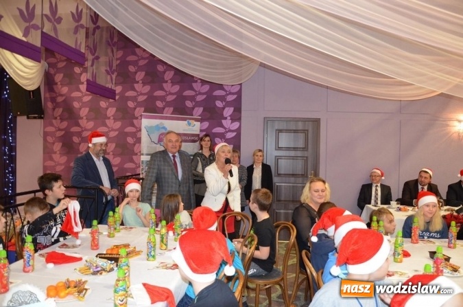 Zdjęcie w galerii na portalu naszwodzislaw.com: Powiatowe Mikołajki dla 140 dzieci wiadomości z regionu