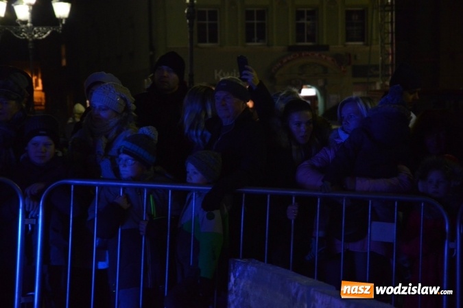 Zdjęcie w galerii na portalu naszwodzislaw.com: Wodzisław: Ciąg dalszy atrakcji podczas jarmarku. Z wielkiego lodowego bloku powstał wyjątkowy zaprzęg  wiadomości z regionu