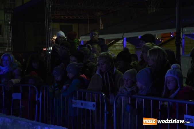 Zdjęcie w galerii na portalu naszwodzislaw.com: Wodzisław: Ciąg dalszy atrakcji podczas jarmarku. Z wielkiego lodowego bloku powstał wyjątkowy zaprzęg  wiadomości z regionu
