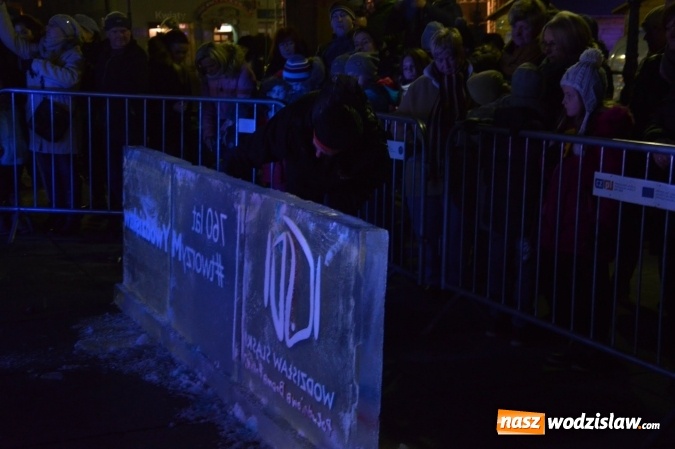 Zdjęcie w galerii na portalu naszwodzislaw.com: Wodzisław: Ciąg dalszy atrakcji podczas jarmarku. Z wielkiego lodowego bloku powstał wyjątkowy zaprzęg  wiadomości z regionu