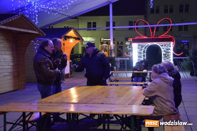 Zdjęcie w galerii na portalu naszwodzislaw.com: Wodzisław: Ciąg dalszy atrakcji podczas jarmarku. Z wielkiego lodowego bloku powstał wyjątkowy zaprzęg  wiadomości z regionu