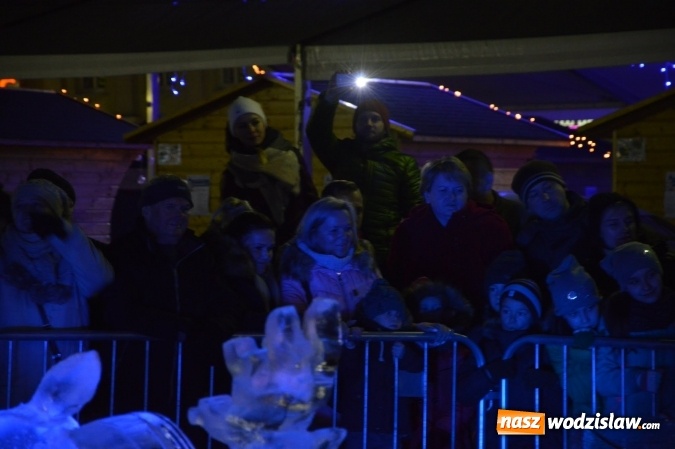 Zdjęcie w galerii na portalu naszwodzislaw.com: Wodzisław: Ciąg dalszy atrakcji podczas jarmarku. Z wielkiego lodowego bloku powstał wyjątkowy zaprzęg  wiadomości z regionu