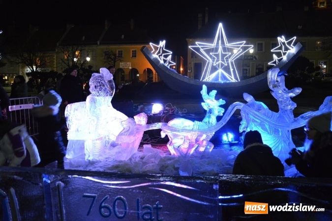 Zdjęcie w galerii na portalu naszwodzislaw.com: Wodzisław: Ciąg dalszy atrakcji podczas jarmarku. Z wielkiego lodowego bloku powstał wyjątkowy zaprzęg  wiadomości z regionu