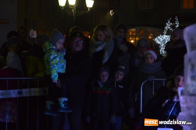 Zdjęcie w galerii na portalu naszwodzislaw.com: Wodzisław: Ciąg dalszy atrakcji podczas jarmarku. Z wielkiego lodowego bloku powstał wyjątkowy zaprzęg  wiadomości z regionu