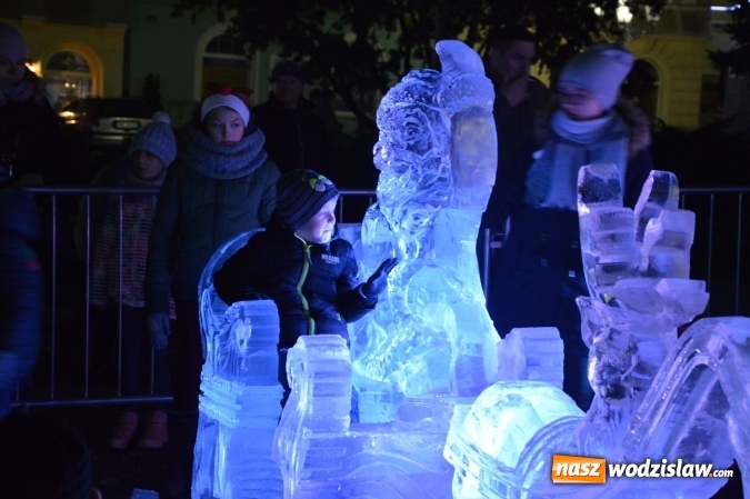 Zdjęcie w galerii na portalu naszwodzislaw.com: Wodzisław: Ciąg dalszy atrakcji podczas jarmarku. Z wielkiego lodowego bloku powstał wyjątkowy zaprzęg  wiadomości z regionu
